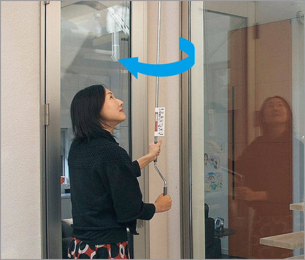 手動 ハンドルをまわしキャンバスを開閉します。 右まわし：キャンバスを広げます。 左まわし：キャンバスを収納します。 ※操作時以外は、ハンドルははずしておいてください。　三協アルミ　庭まわり 　サンシェード　コーディネートアイテム　ウォールエクステリア　モダン　おしゃれ　エクステリア　愛知・名古屋の外構専門店パートナーホームのエクステリア　製品一覧　オーニング　カフェリオ|パートナーホーム