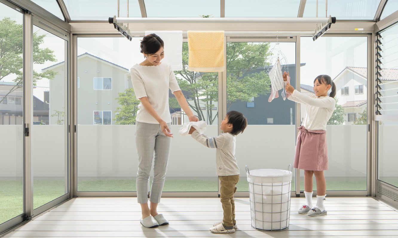 テラス囲い「晴れもようwith」が【第13回キッズデザイン賞】を受賞！ 「お子さまを育てる親目線」の主な特長 窓に換気・換気枠を付けて、外出時など窓を閉め切った状態でも風を採り込むことができ（日射が少ない雨やりの昼間・夜間などでも）通風・換気が可能となり、洗濯物が乾き易く、いつでも安心して洗濯ができます。 三協アルミ　雨よけ　洗濯　物干し　ランドリー　庭まわり 　ウォールエクステリア　モダン　おしゃれ　エクステリア　愛知・名古屋の外構専門店パートナーホームのエクステリア　製品一覧　テラス囲い　晴れもようwith|パートナーホーム