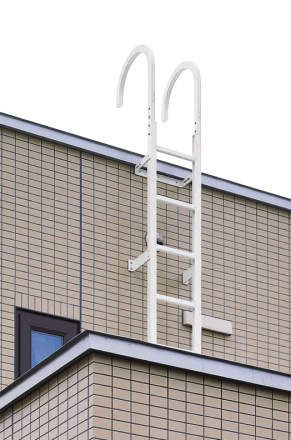 ■強度設計 繰返しの昇降にも耐えられる強度を確保しています。 ■サイズ タラップの本体は、L寸法により2タイプから選べます。　三協アルミ　窓まわり　庭まわり　ウォールエクステリア　モダン　おしゃれ　エクステリア　愛知・名古屋の外構専門店パートナーホームのエクステリア　屋根点検用アルミ梯子|パートナーホーム