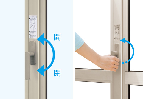 シンプルで握りやすいハンドル 手触り感に配慮した樹脂製のグレモンハンドル。シンプルで、握りやすいデザインです。ハンドルを180°回転するだけで開閉できます。　三協アルミ　雨よけ　風よけ　物置　多目的スペース　庭まわり　ウォールエクステリア　モダン　おしゃれ　エクステリア　愛知・名古屋の外構専門店パートナーホームのエクステリア　製品一覧　ガーデンルーム　ハピーナリラ|パートナーホーム