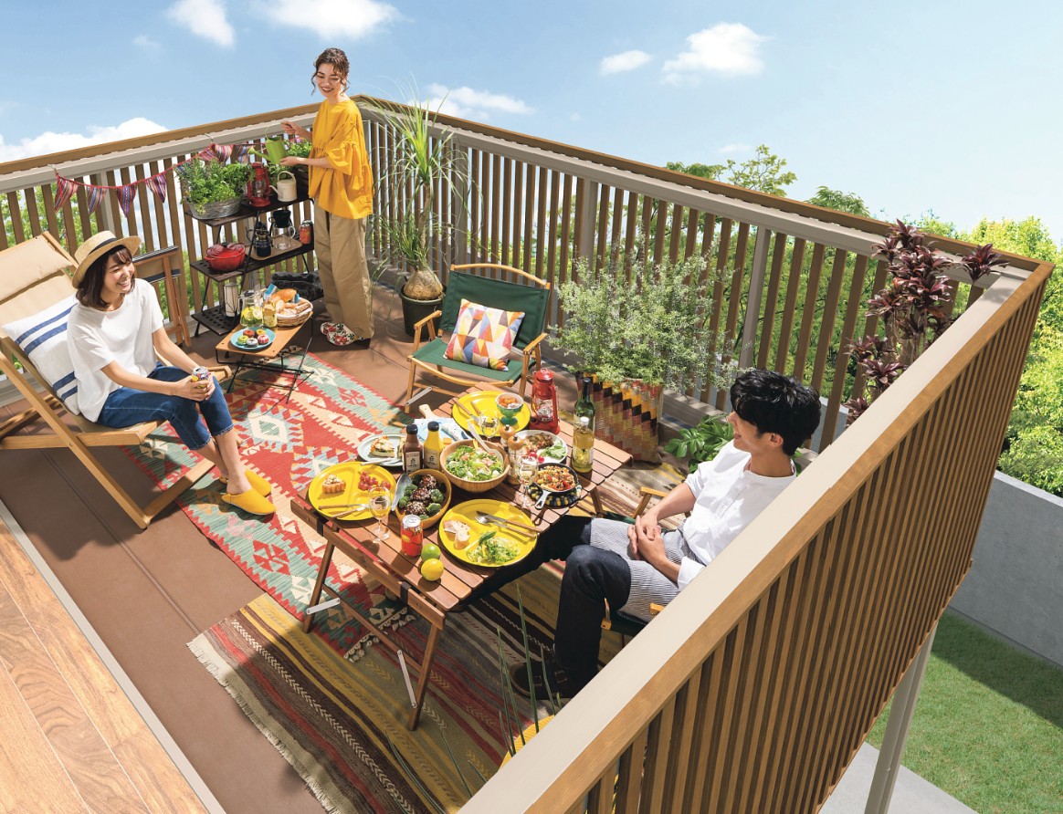 Balconist Life 本を読んで、昼寝して、ピクニックして。 おうちに一番近い外、バルコニーでアウトドア気分を。 キッチンで料理して、バルコニーに運べば大掛かりな準備も必要ありません。 ミニガーデニングでお料理に使うハーブなど育てるのもオススメ。 新鮮な食材が食卓に並び、楽しいごはんになることでしょう。 休日青空の下、羽を伸ばして気分転換。 三協アルミ　物置　多目的スペース　庭まわり　ウォールエクステリア　モダン　おしゃれ　エクステリア　愛知・名古屋の外構専門店パートナーホームのエクステリア　製品一覧　バルコニー　オルネ|パートナーホーム